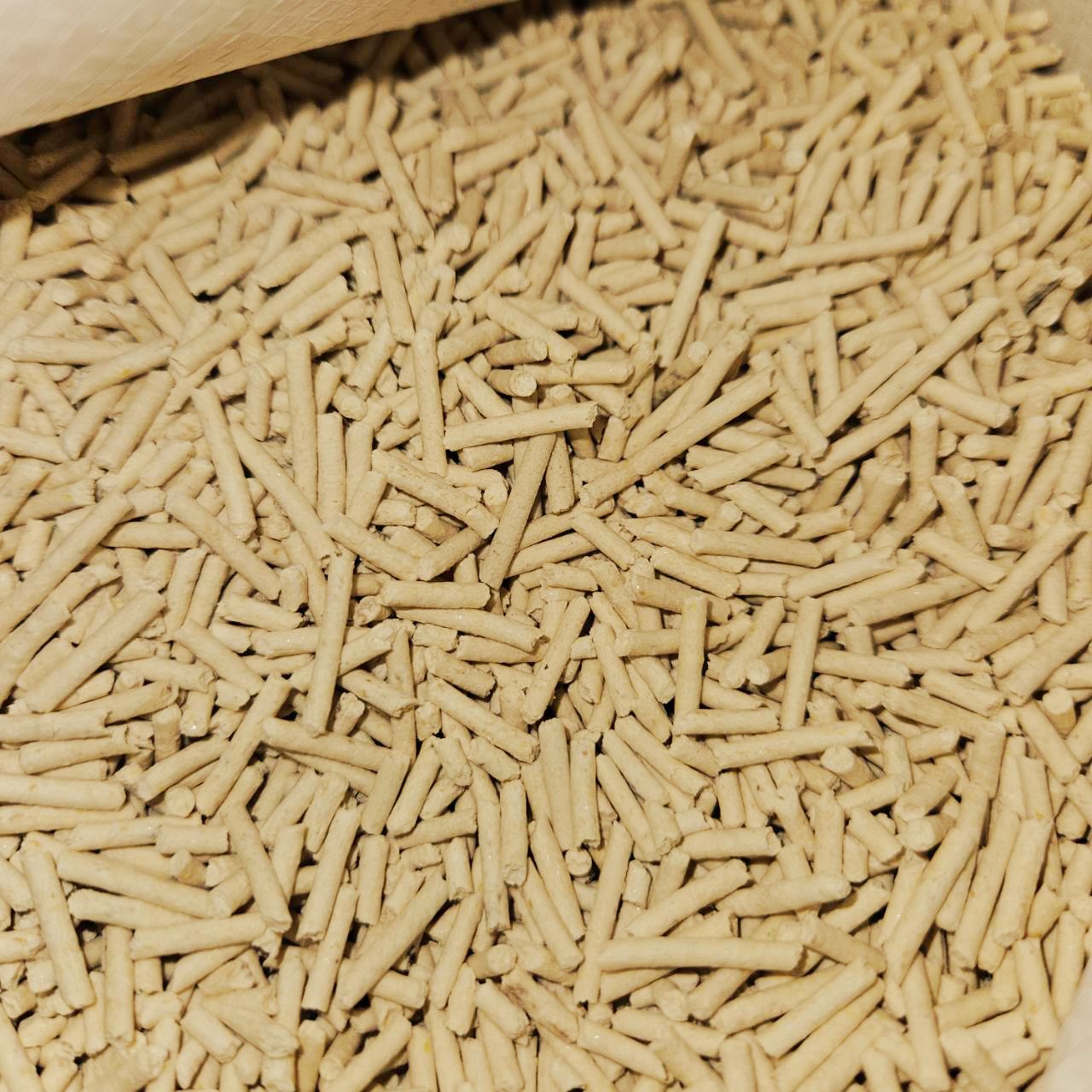 這是一款很普通的純豆腐砂因為測試後還不致於到很爛所以就來賣看看~寵物部長 普通的豆腐砂 貓砂 貓沙 豆腐沙 原味 綠茶